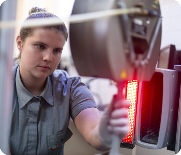 Jovem operando equipamento industrial