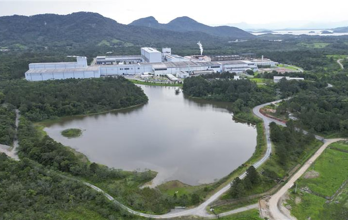 Vista aérea de planta industrial
