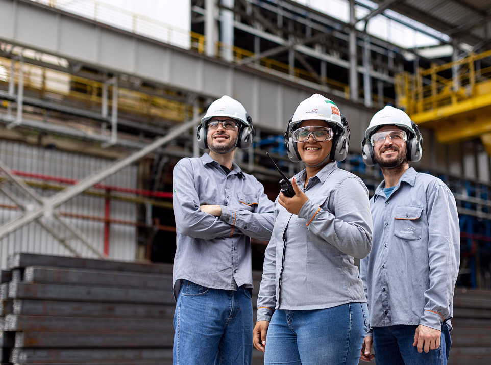 Equipe industrial em área produtiva