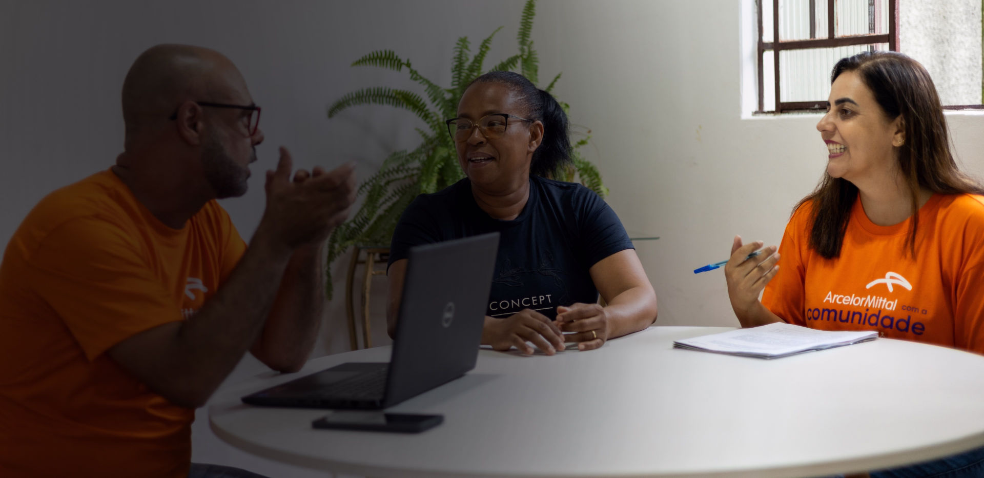 Profissional da ArcelorMittal em atendimento personalizado