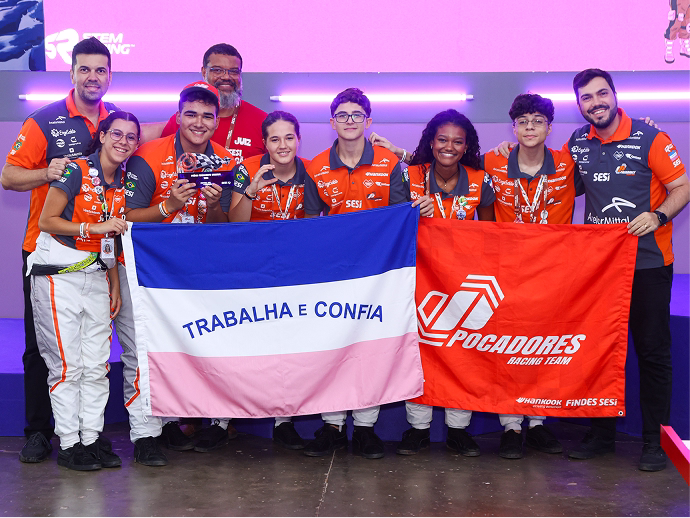 Alunos com bandeira e troféu do projeto do grupo STAM