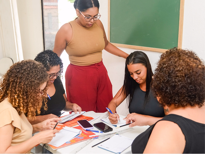 Mulheres em reunião do Comitê Feminino de Desenvolvimento do Tamari